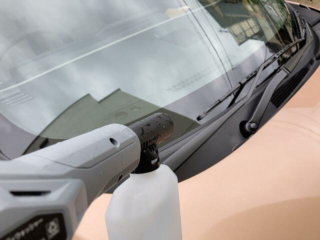 【アイリスオーヤマ 充電式ハンディウォッシャー】車のワイパー周辺、フロントガラスなど普段手を出しにくい部分の清掃にも