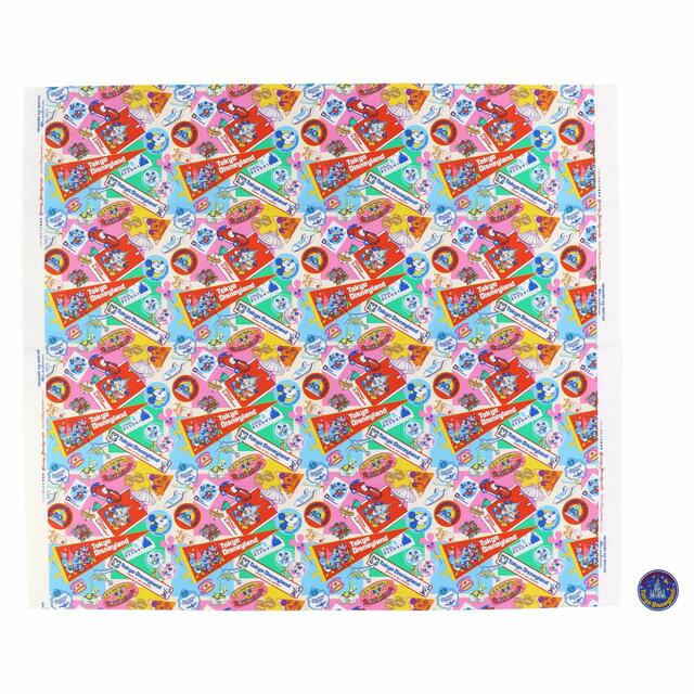 カットクロス 3,000円|サイズ:(カットクロス)縦約100×横約100cm(ワッペン)直径約7cm|東京ディズニーリゾート40周年“ドリームゴーラウンド”「MEMORY-GO-ROUND」グッズ|発売日:2023年6月13日(月)|販売店舗:東京ディズニーランド「グランドエンポーリアム」、東京ディズニーシー「エンポーリオ」