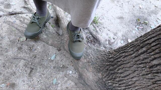 【無印良品　柔らかい中敷を使用した撥水タンクソールシューズ】凸凹した道でもしっかりとしたグリップ力を発揮！安定感抜群で歩けます