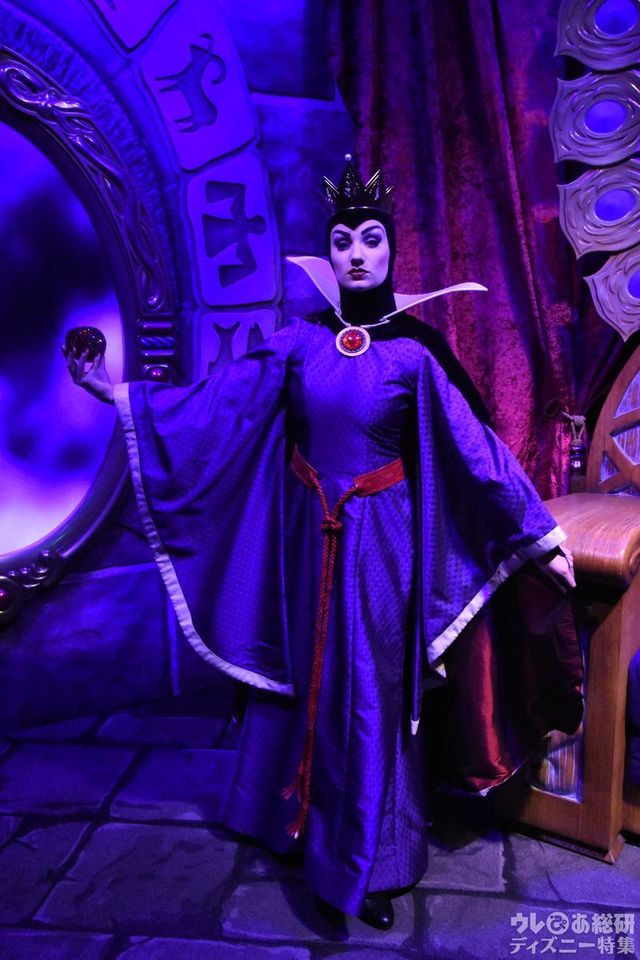 クイーンはグリーティングでは毒りんごを持っています