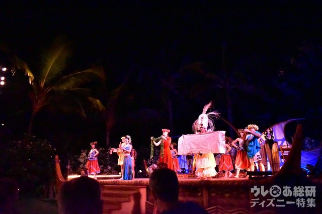 フィナーレ。この後希望者はパフォーマーの皆さんと一緒に写真撮影ができます 撮影 / 筆者