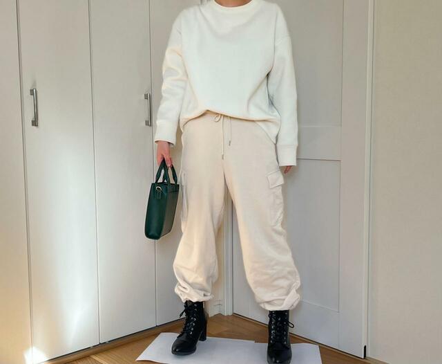 【UNIQLO スウェットカーゴパンツ】同じ服装でも裾を絞るとよりカジュアルに