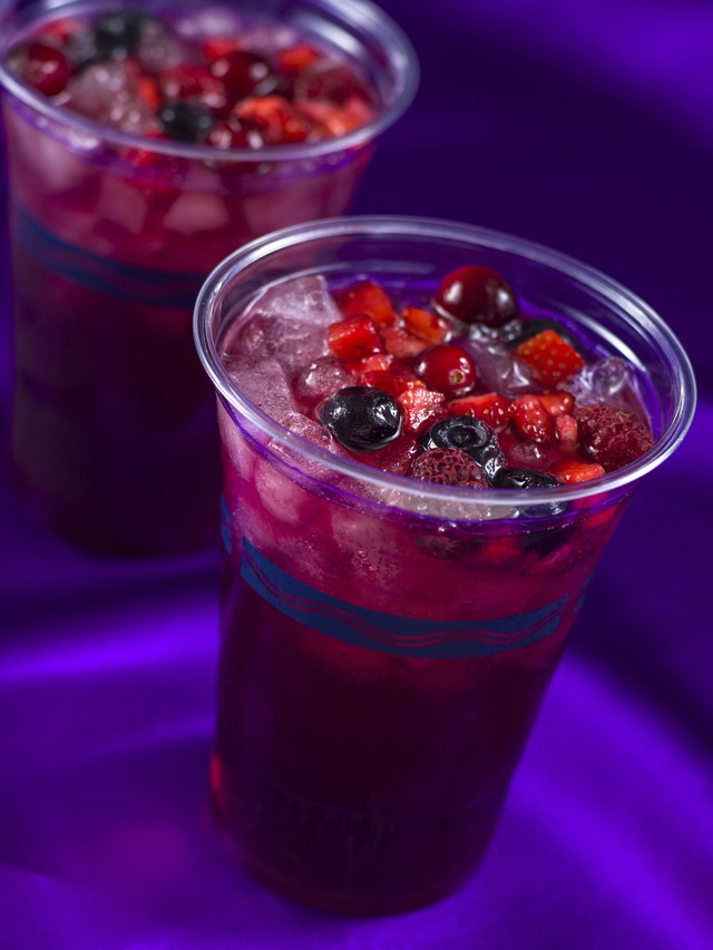 ドックサイドダイナー「スパークリングカクテル(ブルーベリーリキュール&グレープドリンク)」680円