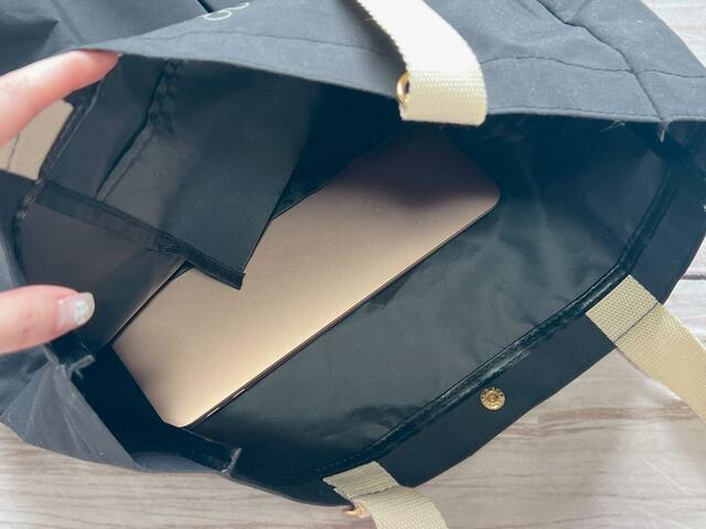 ノートPCは内側の大ポケットに入れるのがおすすめ