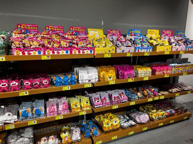 たべっ子どうぶつグッズだらけの店内