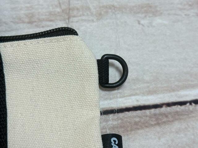 サイドのDカンに付属のショルダーストラップをつけます