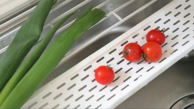 【山崎実業：tower 折り畳み水切りシリコーントレー付き】トレーのおかげでザル要らず