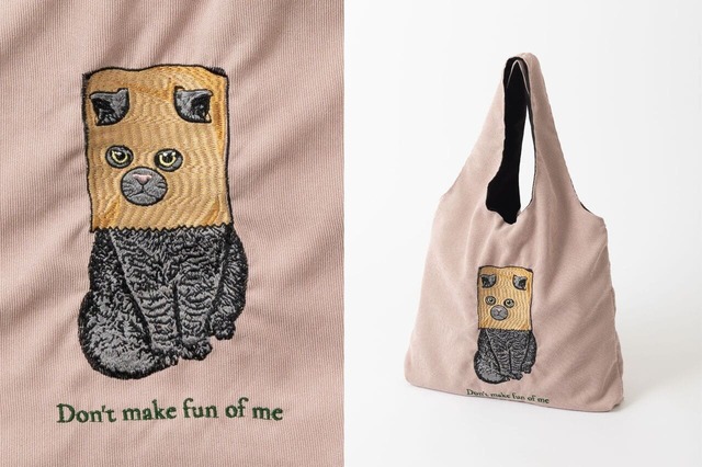 紙袋をすっぽり被って、なんだか不機嫌そうな猫ちゃんのデザイン。