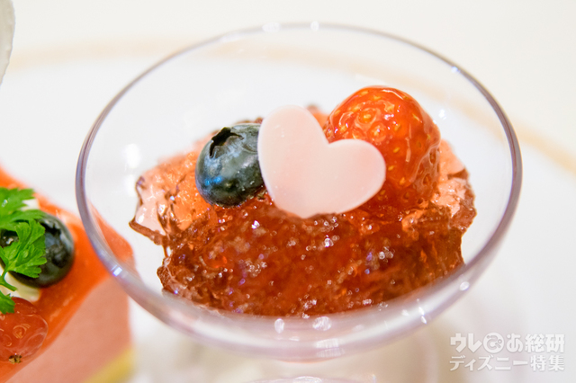 ラズベリーとローズのゼリー｜“ミニーのプレシャスモーメント・ウィズ・ユー”ランチブッフェ／ディナーブッフェ｜東京ディズニーランドホテル「シャーウッドガーデン・レストラン」