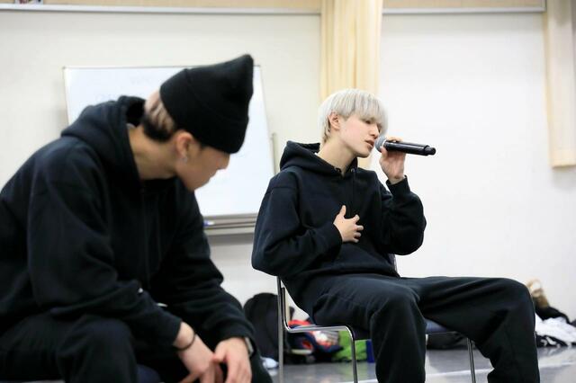 カバー曲を確認中のISOZAKI TSUBASA