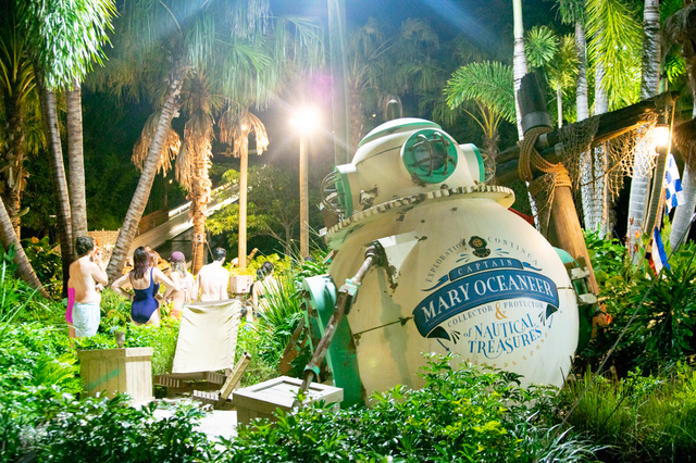アトラクションも全て運営｜ディズニー・タイフーン・ラグーン「H2Oグロウナイト」