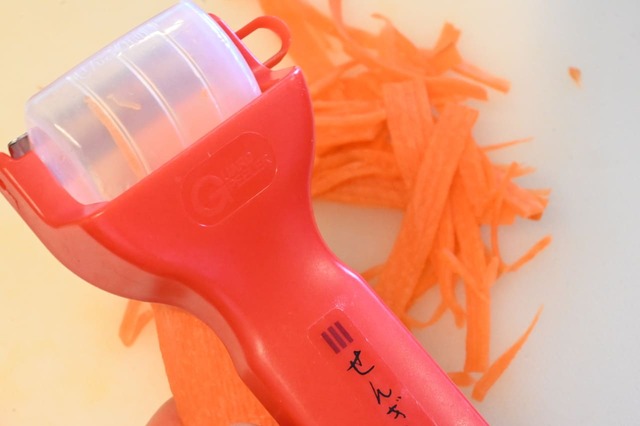 【ワンパン!石焼風ビビンバ】せん切りできるスライサーや、にらをカットできるキッチンバサミがあると便利