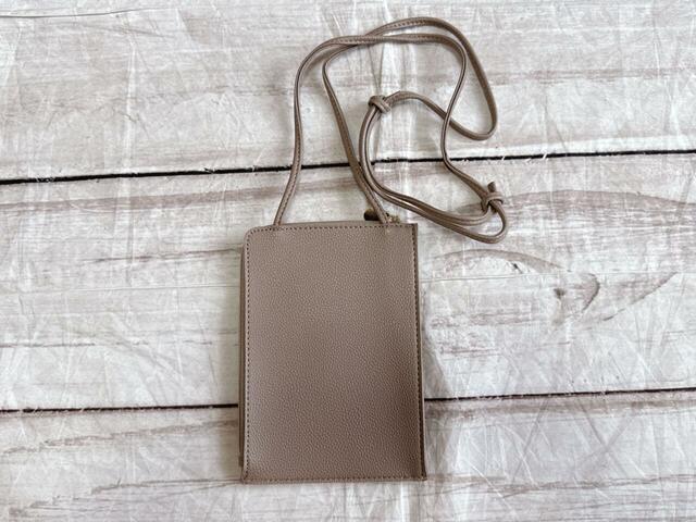 背面は装飾がないシンプルなデザイン