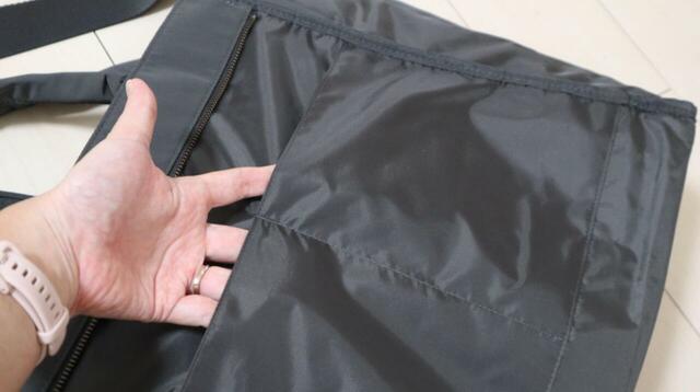 【ユニクロC 2WAYユーティリティバッグ】裏返した状態。中央に縫いつける形で、裏地と同素材の大きな2つのポケットがあります