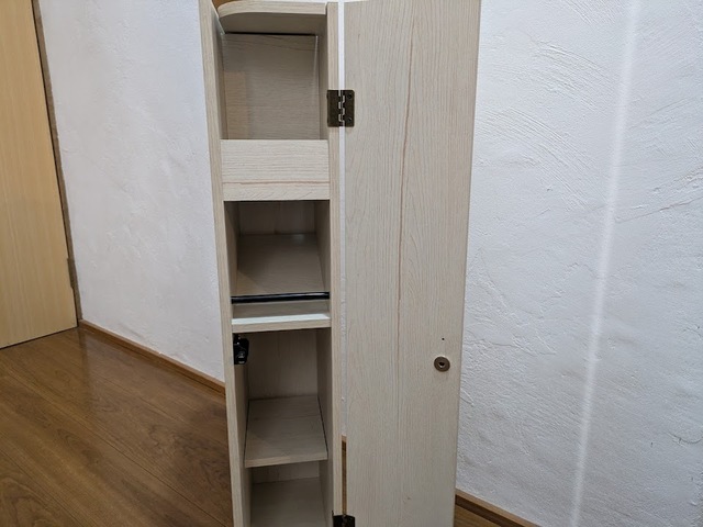 【ニトリ トイレ収納（トゥール）】幅27.4×奥行5.7×高さ83cm。前面と上部にそれぞれ扉の開閉分のスペースが必要です