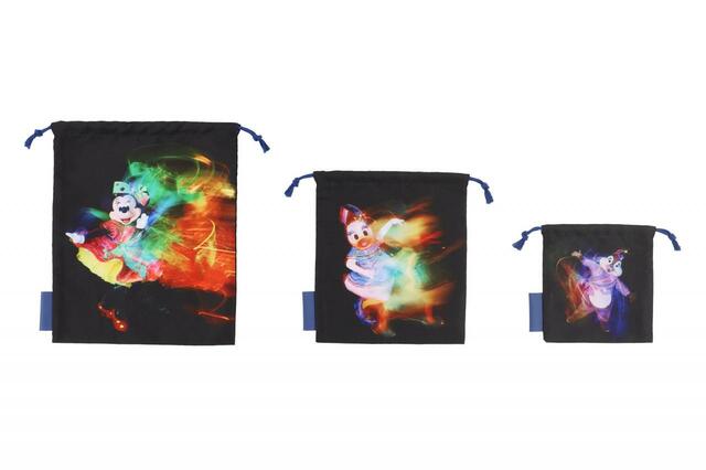 きんちゃくセット｜2,900円｜大・中・小 3サイズセット｜東京ディズニーリゾート40周年「イマジニング・ザ・マジック」奥山由之コラボグッズ｜販売店舗：東京ディズニーランド「グランドエンポーリアム」、東京ディズニーシー「エンポーリオ」｜発売日：2023年10月19日（木）