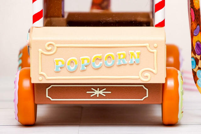 ポップコーン、バケット付き 2800円｜正面と後ろでデザインが違う