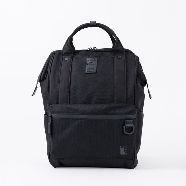 【アネロ「EXPAND5シリーズ」】厚手に織り上げたポリエステル生地とマットな質感の平織りポリエステル生地を同系色で合わせたバッグ