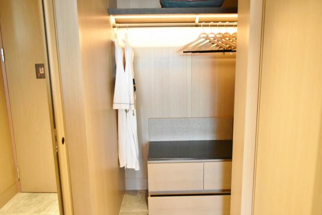 ウォークインクローゼットが広いから滞在中荷物が邪魔にならない