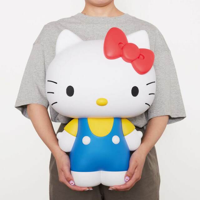 【HELLO KITTY 50th～ハッピーアニバーサリー★～】イトーヨーカドー・ロフト・ゆめタウンのLAST賞は「BIG! ハローキティ フィギュア」。こちらは立ち姿です
