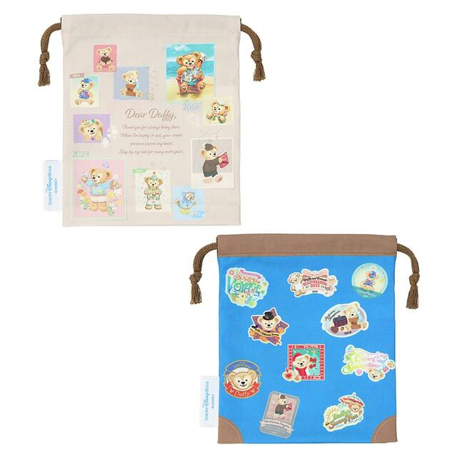 きんちゃくセット 2,500円|東京ディズニーリゾート「ダッフィー&フレンズ20周年:カラフルハピネス」過去のアートがデザインされたスペシャルグッズ|販売店舗:東京ディズニーシー「マクダックス・デパートメントストア」|発売日:2025年12月18日(木)
