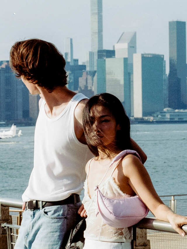 【LeSportsac × GLOWNY】ふんわりした中綿が入った、三日月フォルムのミニクレセントホーボー