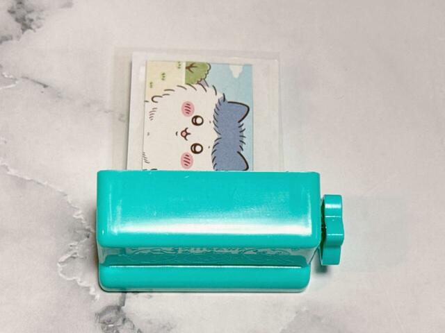 シートが出てくるまでレバーを回します