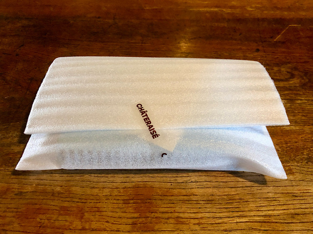 【シャトレーゼ　生チョコレートミルク】レジで保冷剤と一緒に包んで渡されます