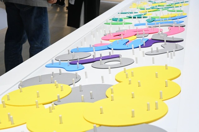 【デザインあ展neo】「じっくりしっくり」／筆者は1枚はめるだけでも一苦労でした。