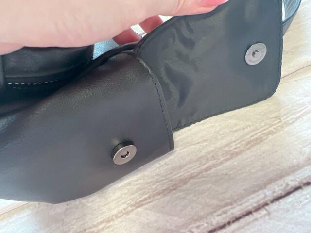 両サイドのポケットはフラップ付き