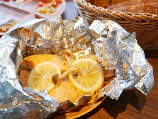 AWAUMI 富士河口湖リゾート・鮭のホイル焼き