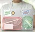 ノートPCに「収納」を貼る！？ コクヨがカラフルで便利な「貼るポーチ」を発売
