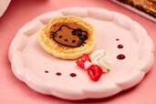 「HELLO KITTY のハッピー♡パンケーキ」<期間:2026年9月4日〜11月29日>【ハローキティの“リボンモチーフスイーツ”がいっぱい!かわいいが詰まった「ハローキティ リボンリボン スイーツビュッフェ」でスイートなひととき♪】