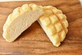 ふわモチなパン生地。/セブンイレブン『サックサクメロンパン』(欧州産発酵バター使用)118円(税込 127円 )