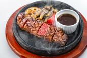 「熊本県産牛肉の石焼ステーキ にんにく味噌ソース」＜期間：2025年7月22日～10月17日＞【横浜ベイシェラトンに“くまモン”がやってくる♪九州・熊本の新鮮な「馬刺し」やご当地グルメが楽しめる『九州・熊本フェア』開催】