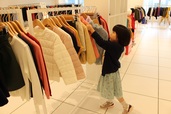 自分でハンガーをもって洋服を手に取ります！　上手に扱えるかな？