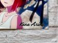 右下には「Kana Arima」のロゴ入り