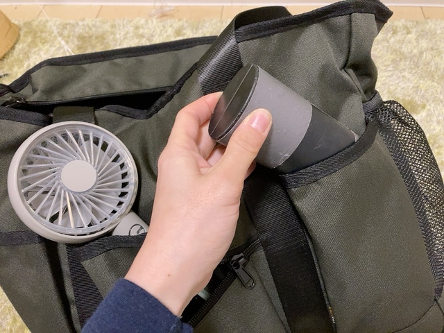 【ワークマン マルチポケット トートバッグ】外ポケットにはメガネケースや、ミニ扇風機を入れました