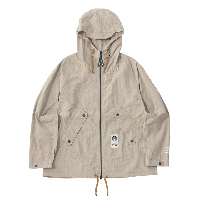 【スターバックス新作グッズ】and wander + STARBUCKS ナイロンタフタフーディージャケット / 40,700円/前身頃にスターバックスサイレンロゴとand wander HIKING CLUBのロゴをデザインしたパッチを配置
