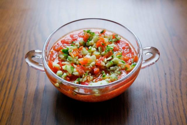 【ガスパチョ】スペインが発祥といわれる冷製スープ。暑い夏にひんやりと食べやすい一杯