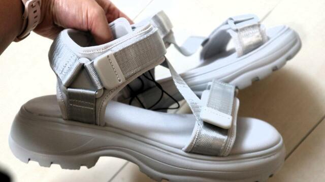 【GU ボリュームソールテープサンダル】厚めのソールとベルトデザインが特徴的！