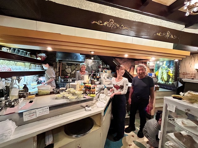 【喫茶 古城】松井夫妻は孫世代の、若いスタッフと店を切り盛りしている