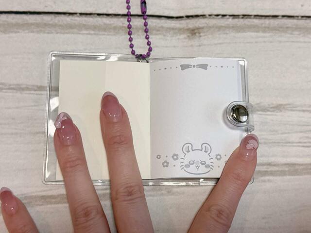 メモ用紙にもかわいいデザイン入り！『ちいかわ』×100円ショップ新作グッズ第8弾「ちいかわ ミニメモキーチェーンボタン付き」