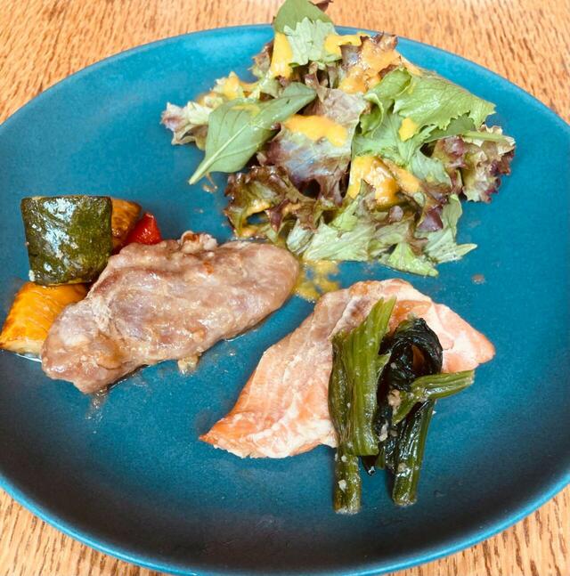 【huwadolo （フワドロ朝食ブッフェ）】鮭に豚肉や野菜のソテー