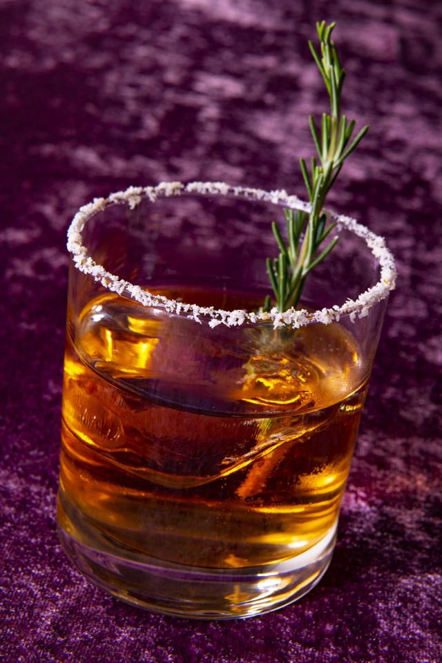 ディズニーアンバサダーホテル「エンパイア・グリル」“ディズニー・クリスマス” スペシャルドリンク