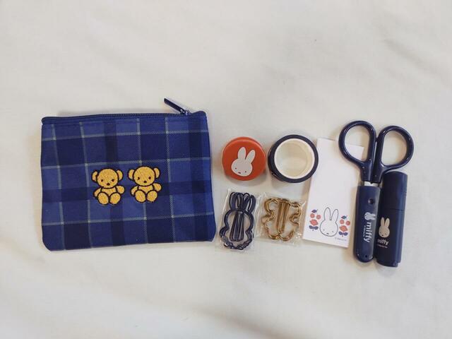 ミニ文具など、こまごましたモノが入るサイズ