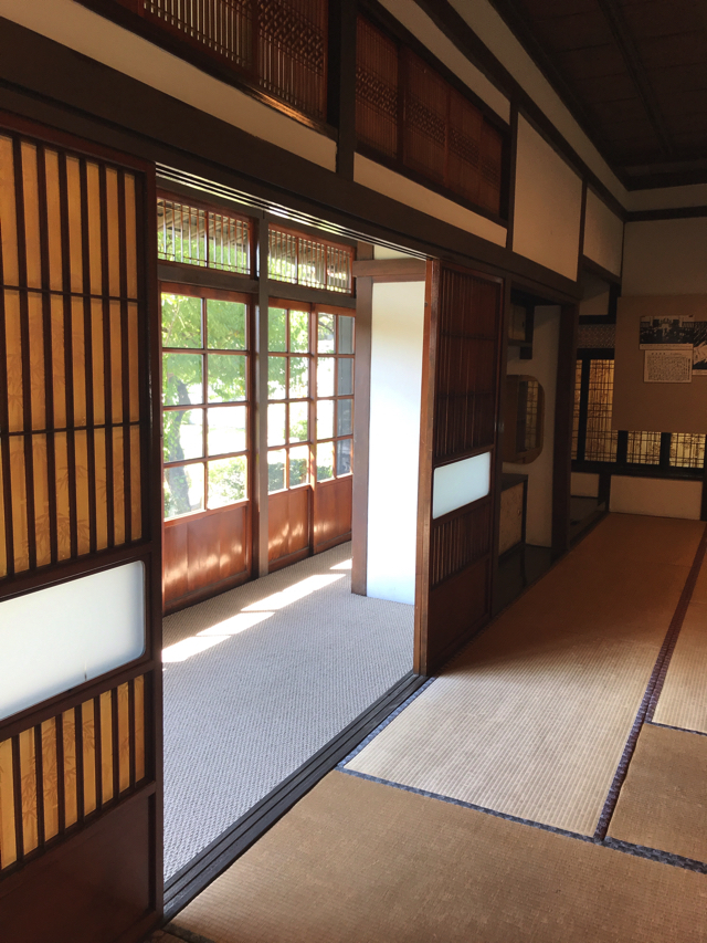 『国父史蹟館』のしっかりした作りのふすまや畳に心癒される