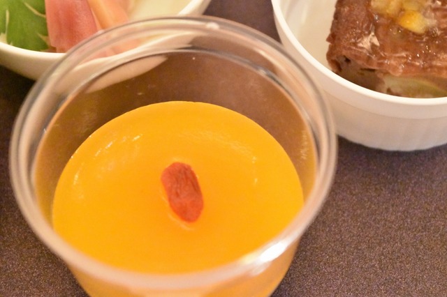 杏仁のババロアとマンゴーソース