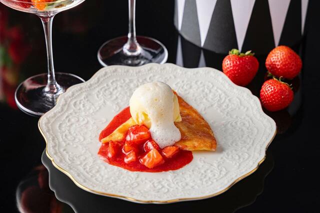 「ストロベリークレープシュゼット」<期間:2026年1月9日~3月8日>【【ヒルトン名古屋】ホテルメイドのストロベリースイーツが並ぶ♪甘美な“ストロベリースイーツビュッフェ”開催!】