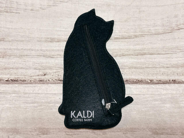 【カルディ　ハロウィン黒ネコペンケース】サイズは約幅9.5×高さ20cm。背面にファスナーがある仕様です